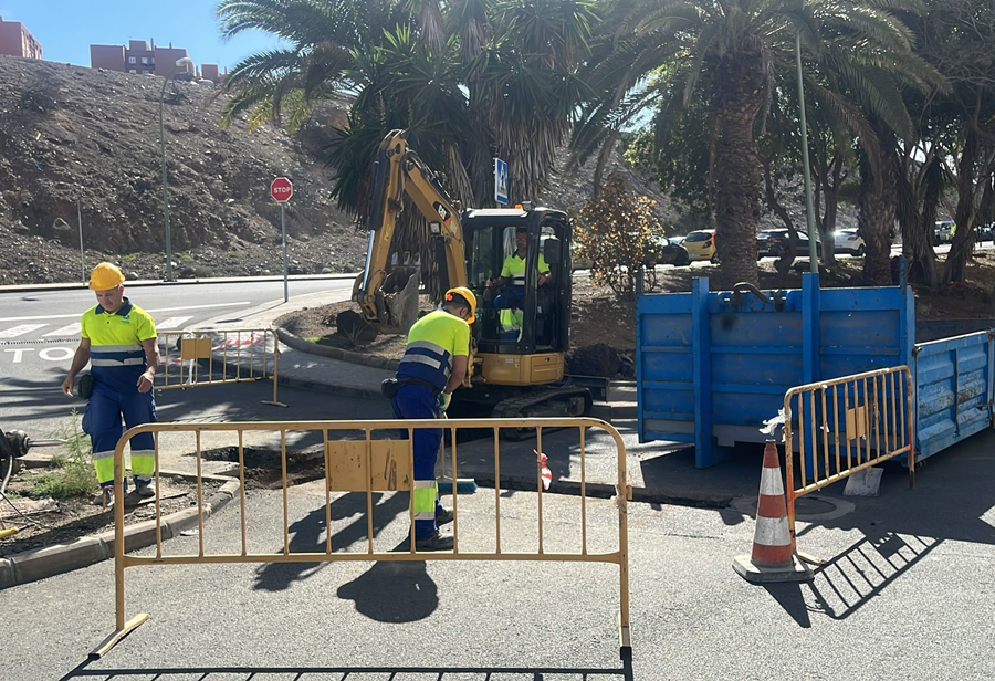 El Ayuntamiento inicia la instalación de nuevas rejillas de pluviales en la urbanización Reina Mercedes