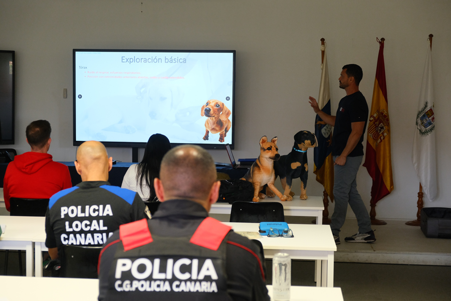 La Policía Local recibe formación sobre primeros auxilios y atención básica a perros