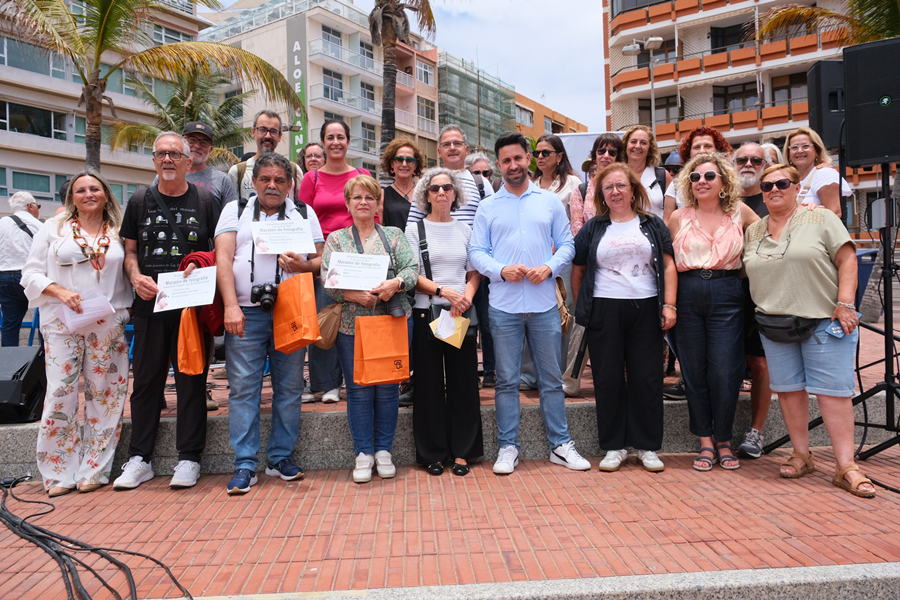 La Universidad Popular llena de cultura popular la plaza Saulo Torón con música, artesanía y juegos tradicionales