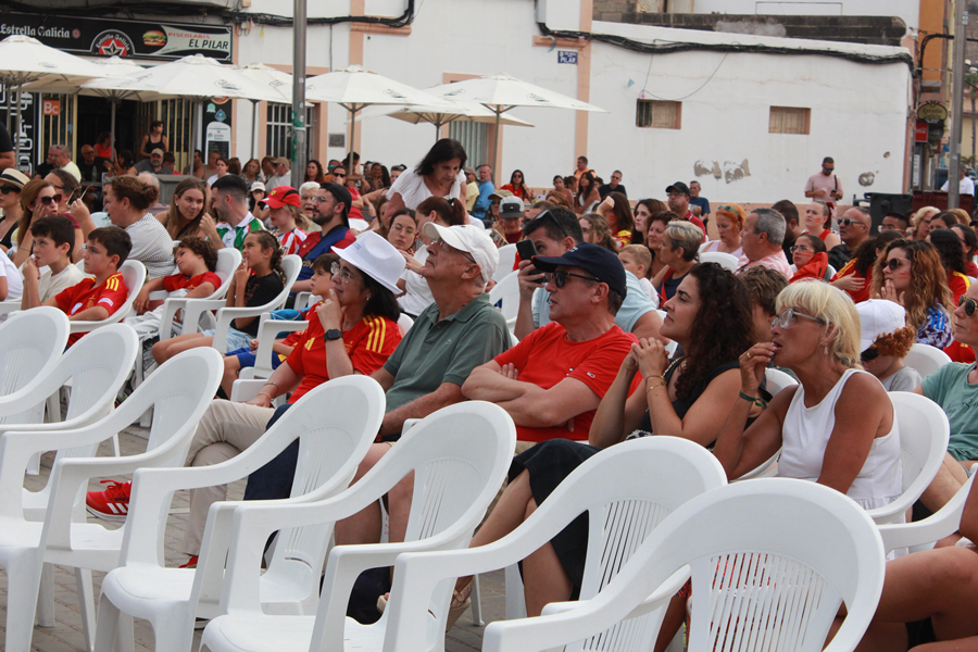 El Ayuntamiento reúne a cientos de personas en la Plaza del Pilar para seguir la final de la Eurocopa