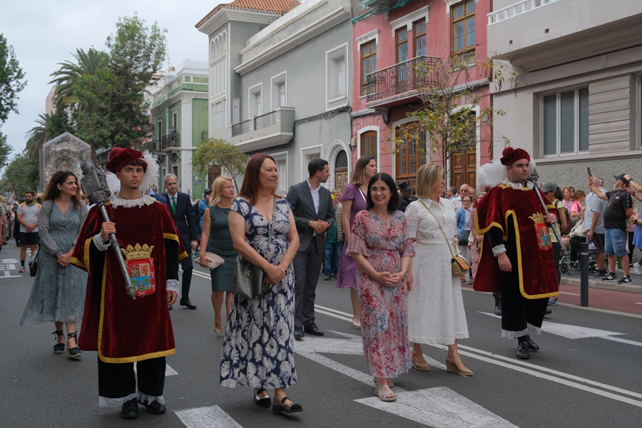 La alcaldesa Darias recibe a la Virgen del Pino en su 52.ª bajada a Las Palmas de Gran Canaria