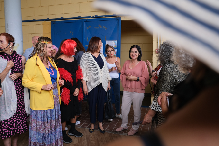 Darias asiste a una obra teatral creada por adultos mayores en el Centro Cívico La Ballena