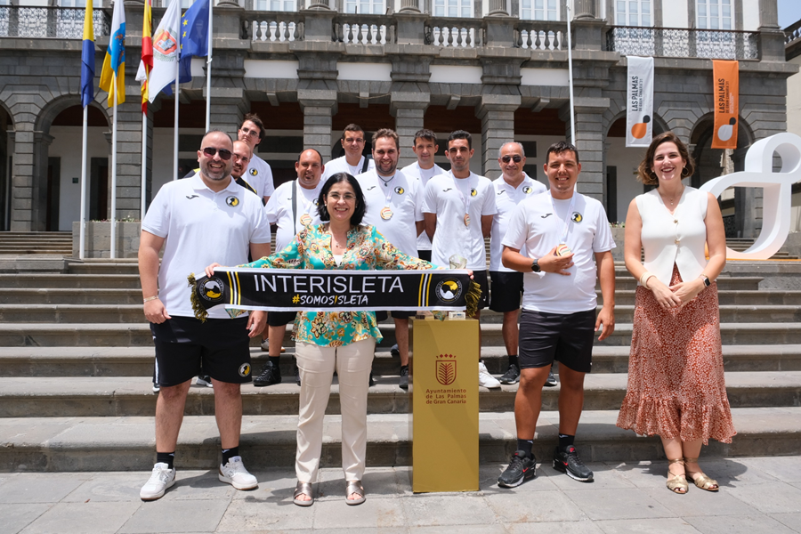 La alcaldesa celebra el éxito del Club Interisleta tras proclamarse campeones de España de baloncesto