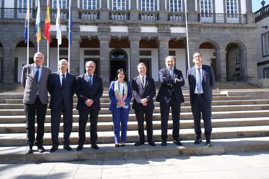 La alcaldesa Darias recibe al presidente de Castilla-La Mancha, García-Page, en las Casas Consistoriales