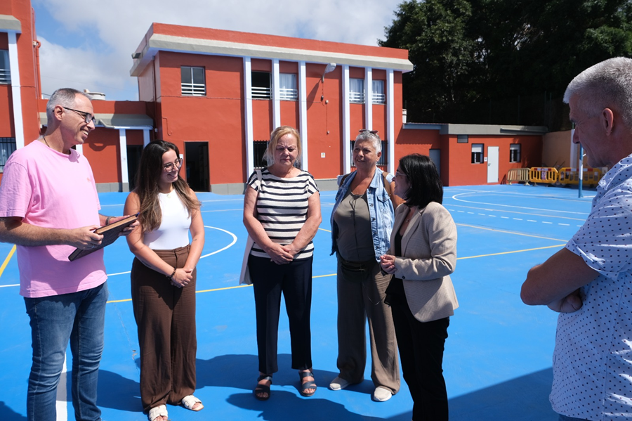 La alcaldesa, Carolina Darias, junto al equipo directivo del CEIP San Lorenzo