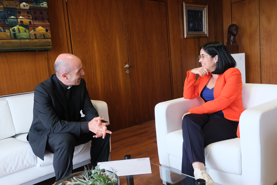 Darias recibe al rector de la Basílica del Pino con motivo de la 52 bajada de la Virgen a Las Palmas de Gran Canaria