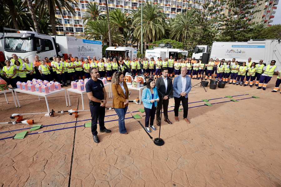 El Ayuntamiento refuerza la higiene urbana con 420 efectivos más y 40 vehículos nuevos para todos los distritos