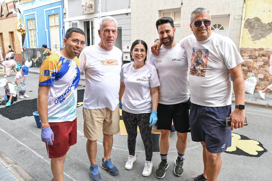 Darias participa con vecinos y vecinas en la confección de las alfombras en honor a la Virgen del Carmen en La Isleta