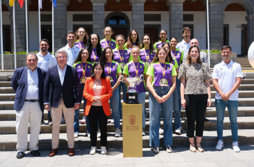 La alcaldesa Darias felicita al Heidelberg Volkswagen y al CV Guaguas, recientes campeones de las ligas de voleibol
