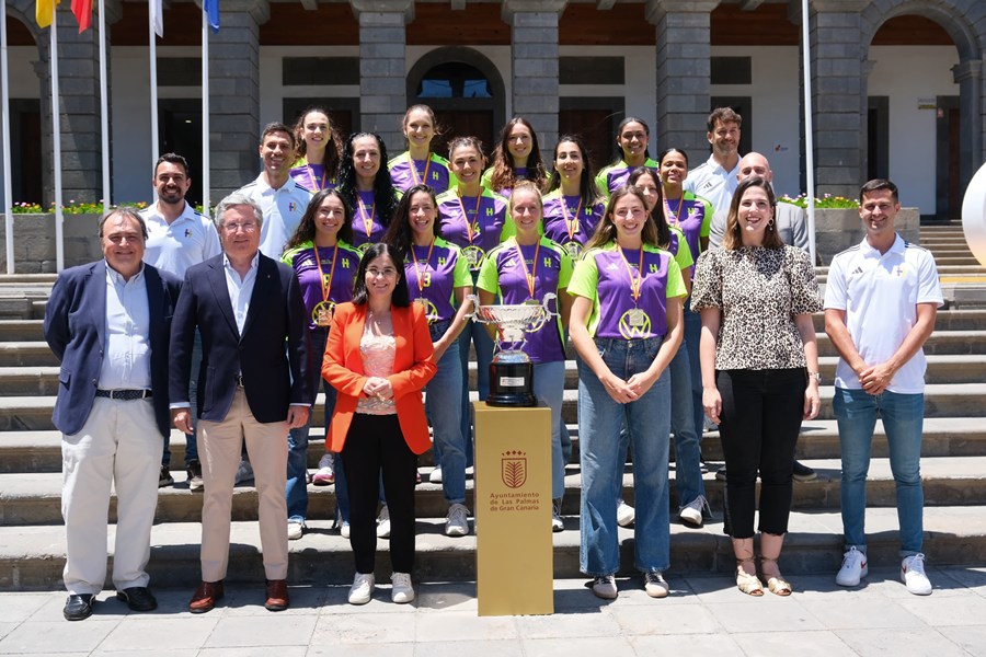 La alcaldesa Darias felicita al Heidelberg Volkswagen y al CV Guaguas, recientes campeones de las ligas de voleibol