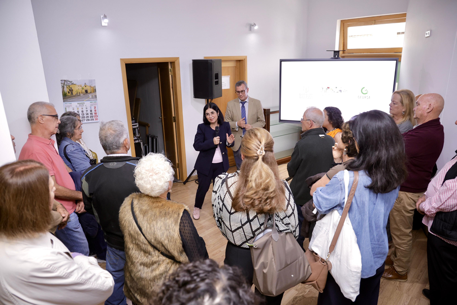 La alcaldesa comparte con vecinos y vecinas del Cono Sur los proyectos finalistas del Paseo Guiniguada