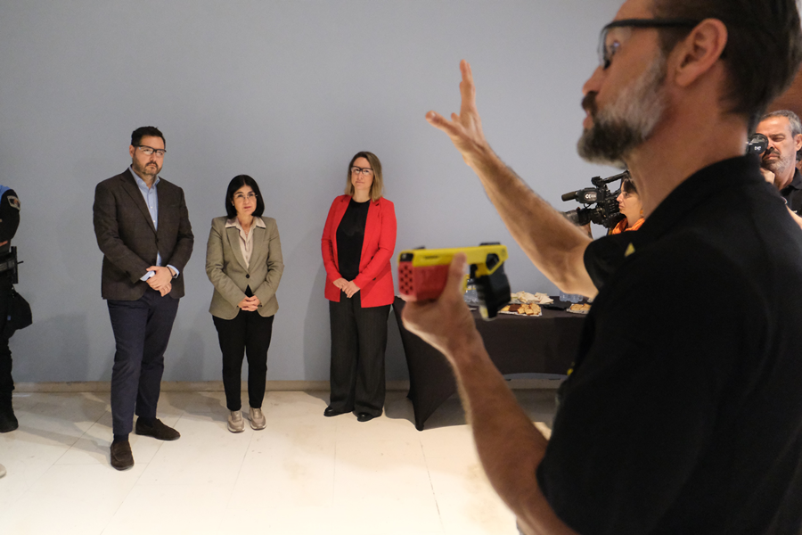 La alcaldesa conoce las últimas novedades de dispositivos electrónicos de control 'táser' y cámaras personales