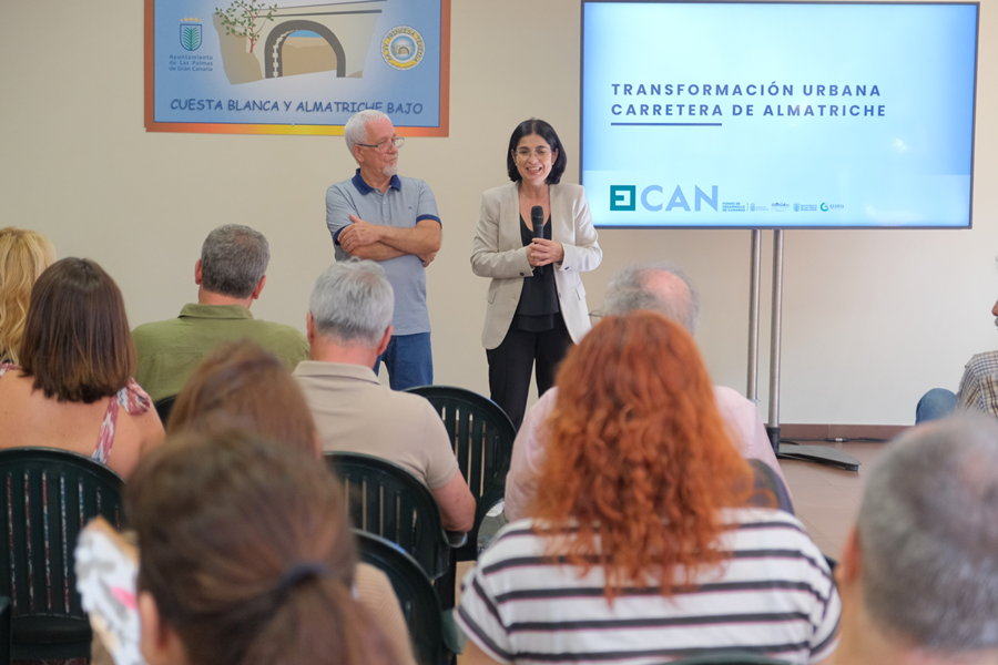 La alcaldesa comparte con los vecinos y vecinas el proyecto de urbanización de la carretera de Almatriche