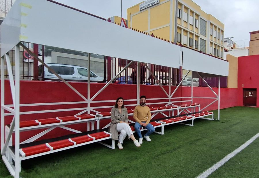 El Ayuntamiento finaliza la instalación de la cubierta en la grada del campo de fútbol de Jardín de Infancia
