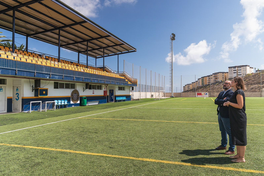 El Ayuntamiento moderniza el campo de fútbol de El Lasso con una nueva cubierta y butacas en sus gradas
