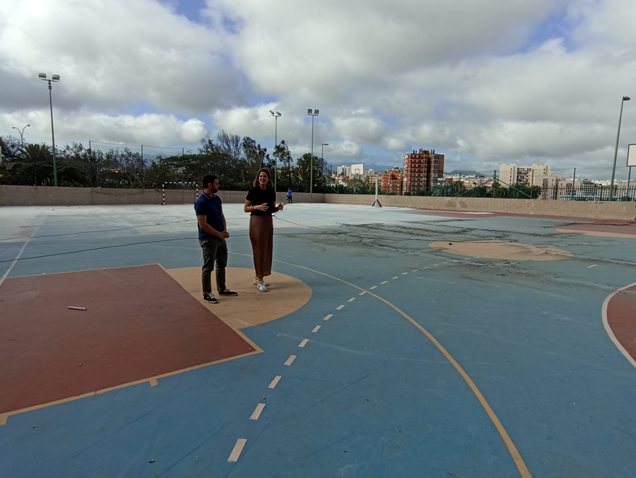 El Ayuntamiento rehabilita las pistas deportivas Rosi Sánchez de Lomo Apolinario