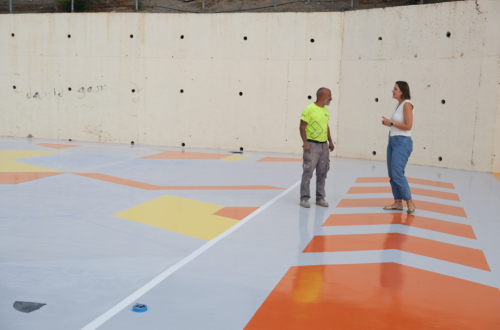 El Ayuntamiento moderniza la pista deportiva de Casablanca I con un diseño artístico singular