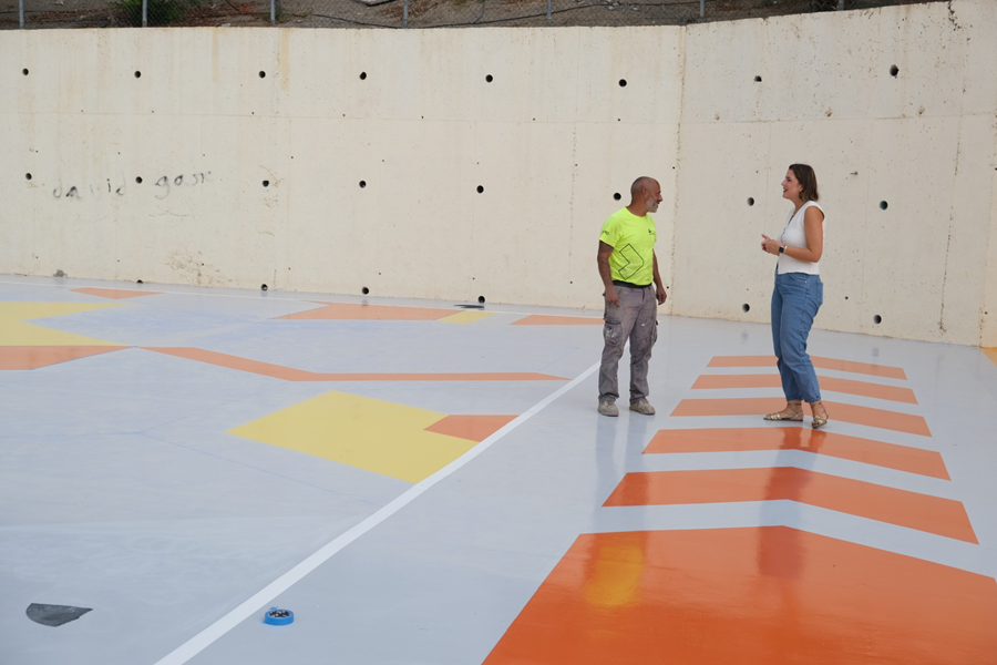 El Ayuntamiento moderniza la pista deportiva de Casablanca I con un diseño artístico singular