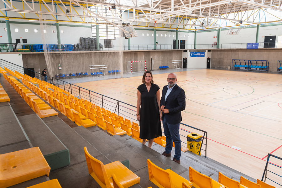El Ayuntamiento renueva las gradas del Pabellón Juan Beltrán Sierra con nuevas butacas