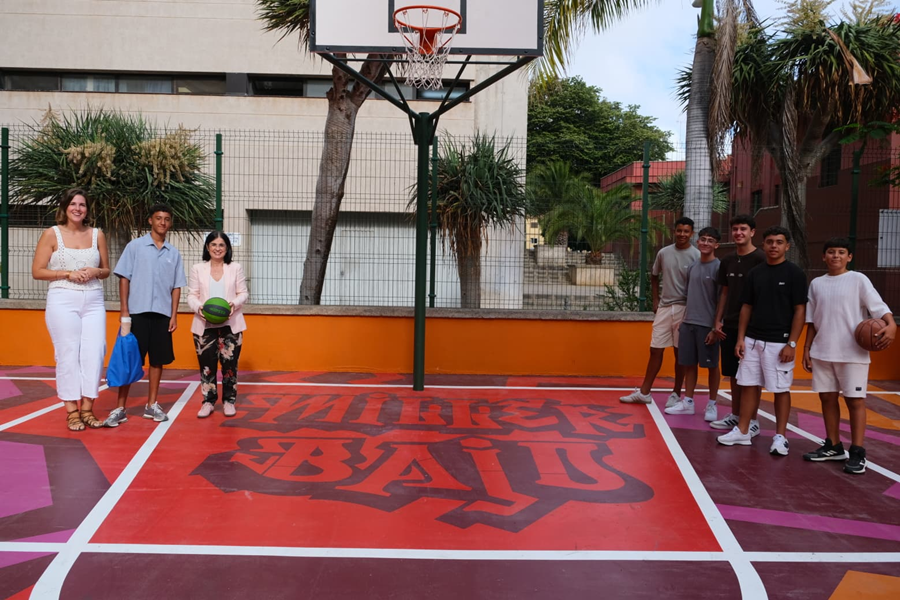 El Ayuntamiento culmina la renovación de la pista deportiva de Miller Bajo con un diseño urbano