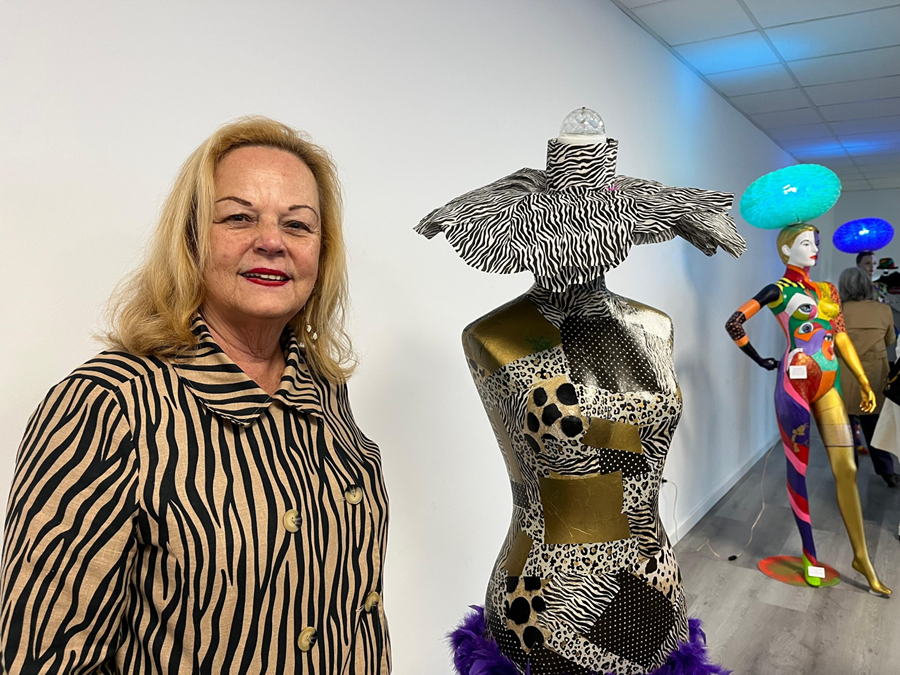 El Ayuntamiento inaugura la exposición de la Universidad Popular 'Encantada, el Busto es mío'