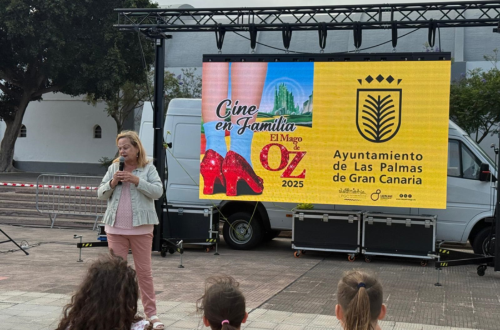 Vecinos y vecinas disfrutan en Vegueta y Tafira de la proyección al aire libre de 'El Mago de Oz'