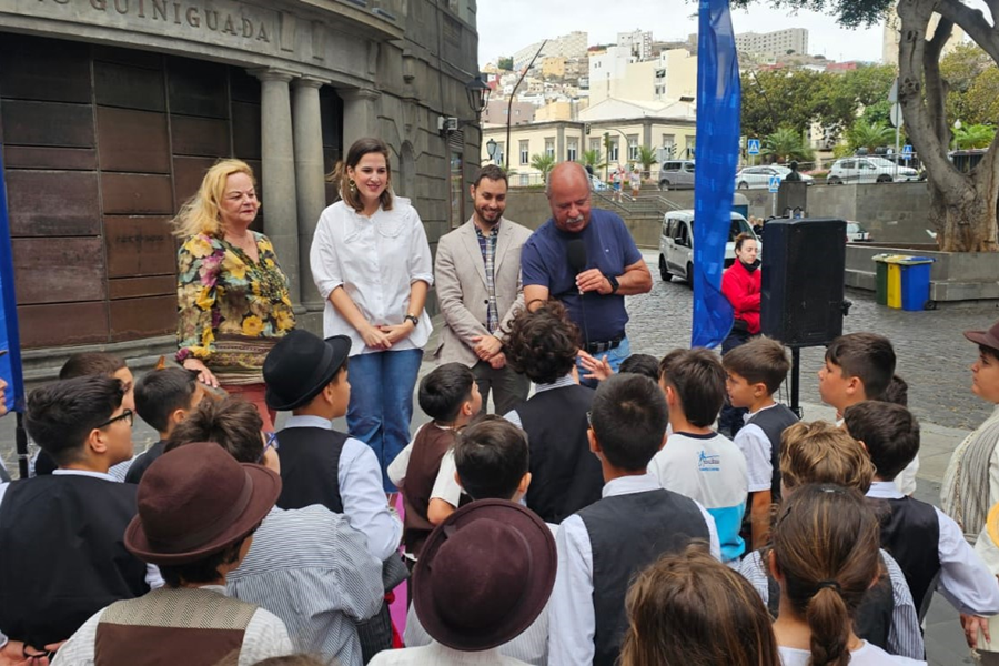 El Ayuntamiento recupera el juego tradicional de pelotamano con una exhibición junto a 75 escolares en la calle La Pelota