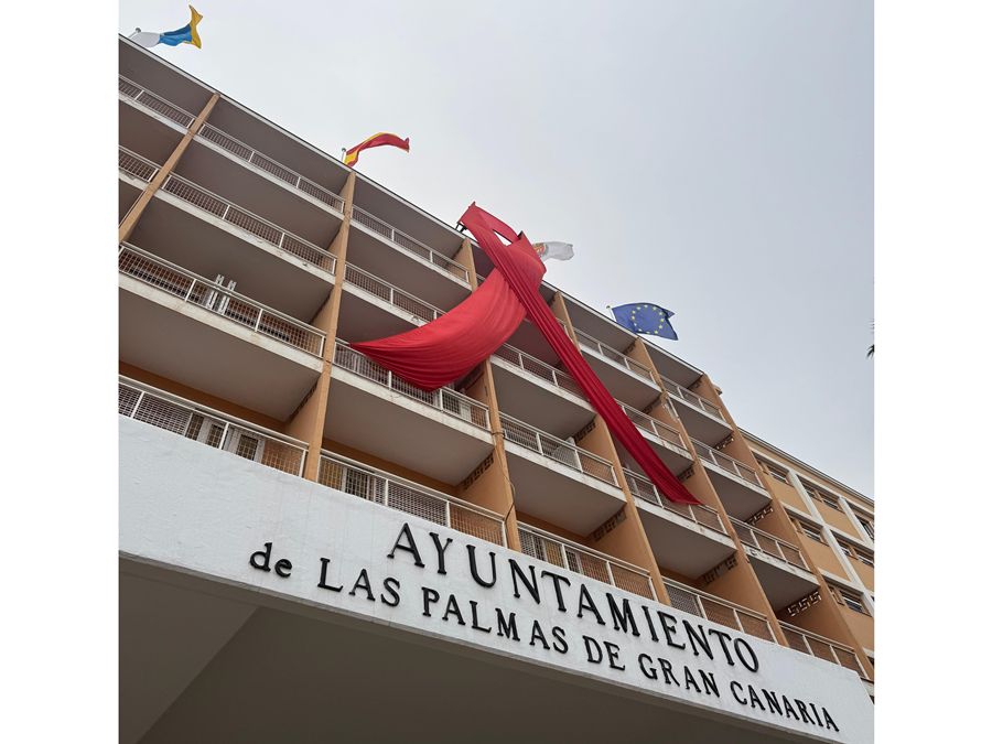 El Ayuntamiento despliega un lazo rojo y se suma al Día Mundial del Sida