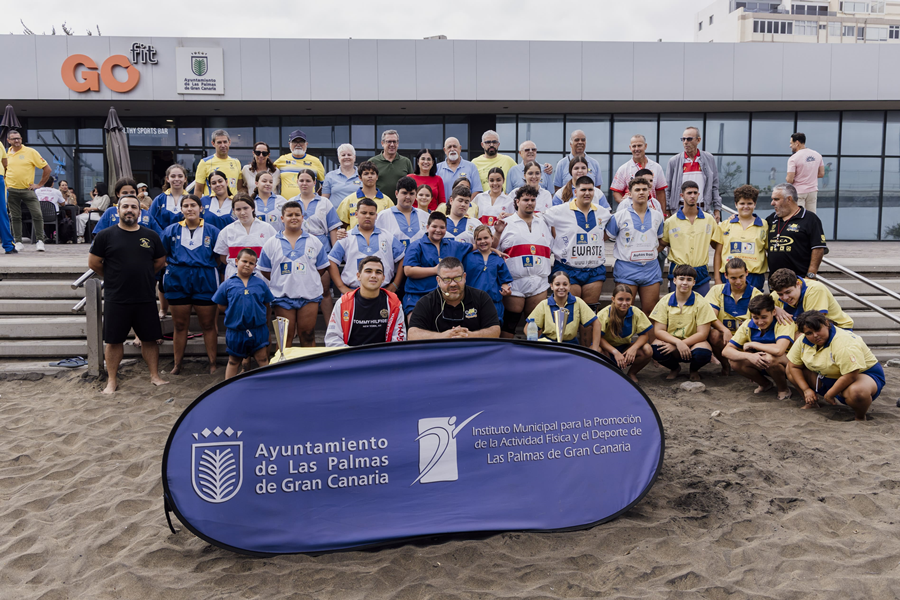 La playa de Las Canteras se convierte en terrero para celebrar la lucha canaria durante las Fiestas Fundacionales