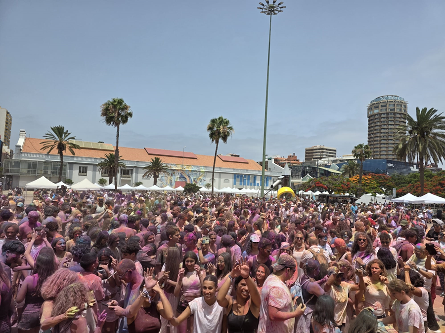 Más de 3.000 personas disfrutan del color, la música y la cultura del 'Holi Fest' en la Plaza de Canarias