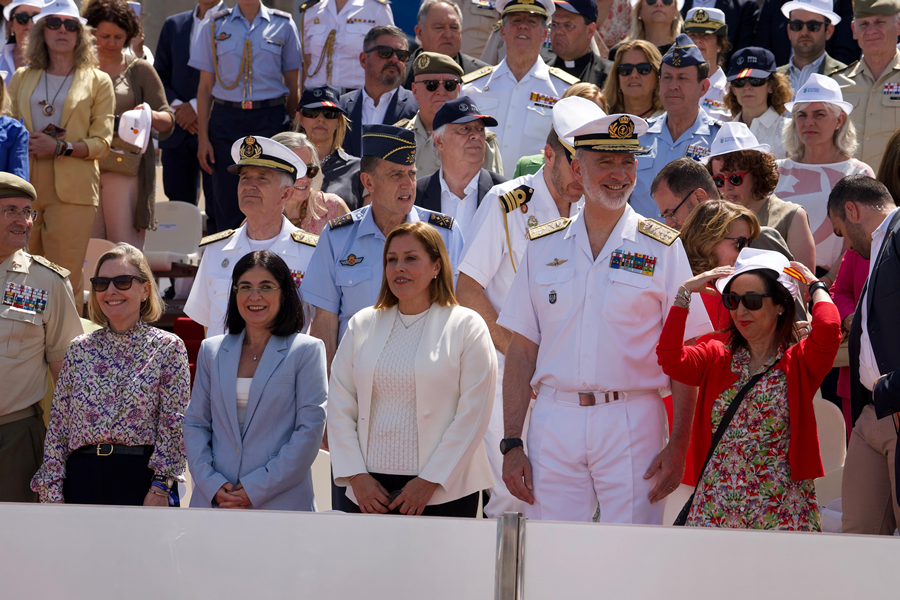 Miles de personas asisten a los actos por el Día de las Fuerzas Armadas celebrados en la ciudad