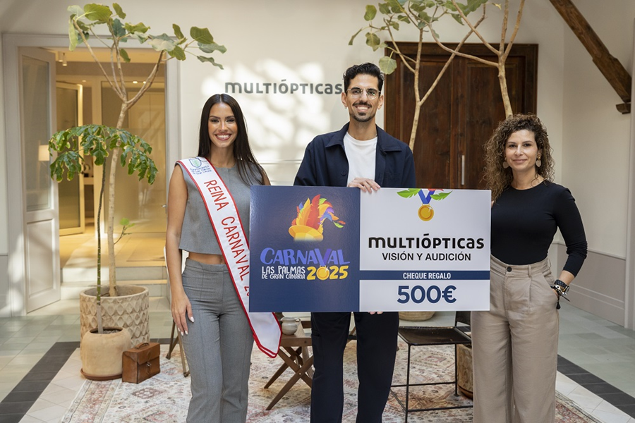 Multiópticas entrega el cheque regalo a la Reina y a la ganadora del voto del público