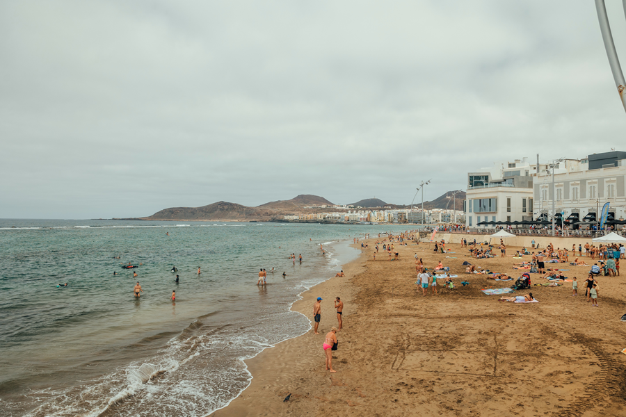 El Ayuntamiento licita el saneamiento y pintado del muro de la playa de Las Canteras