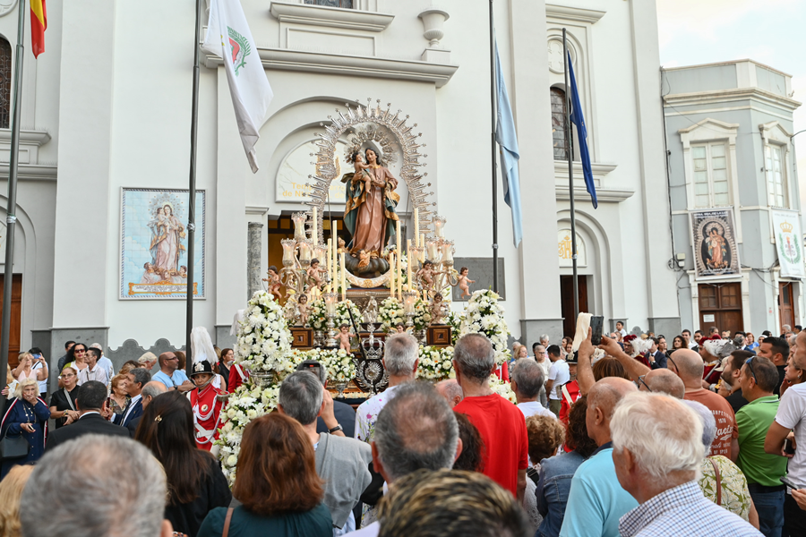 Las Fiestas de La Naval encaran su tramo final tras un fin de semana con romería, procesión y fuegos artificiales en Las Canteras