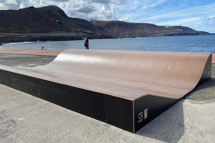 El Ayuntamiento instala la primera rampa especializada de surfskate de Las Palmas de Gran Canaria en El Rincón