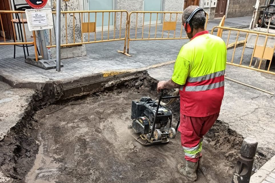 El Ayuntamiento repara un socavón en la calle Bernardo de la Torre