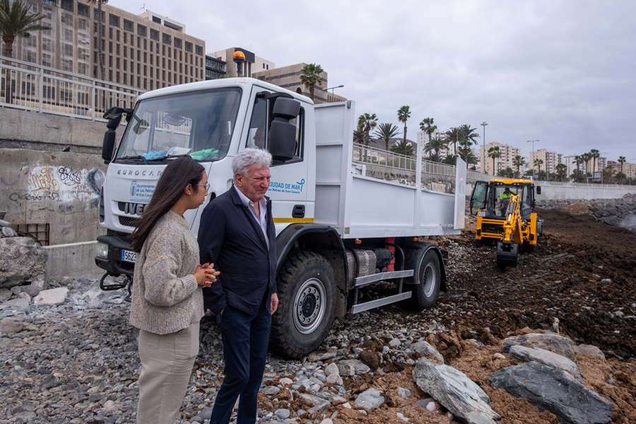 El Ayuntamiento refuerza los trabajos para la retirada de una acumulación inusual del alga invasora en el litoral del barrio de San Cristóbal