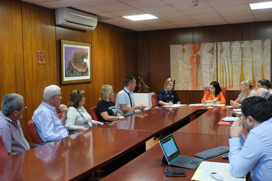Darias mantiene un encuentro con vecinos y vecinas de San José para abordar las actuaciones de mejora en el barrio