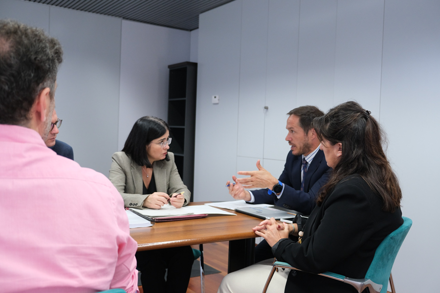 Ayuntamiento y Transición Ecológica abordan la intervención para proteger el barrio marinero de San Cristóbal