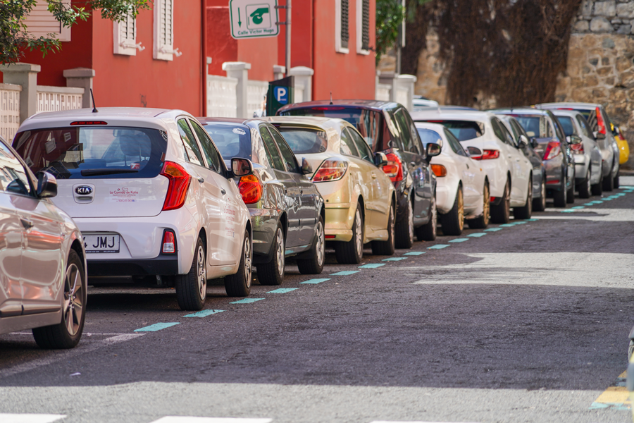 La demanda vecinal promueve la creación de nuevas zonas verdes de estacionamiento en La Minilla y San Cristóbal
