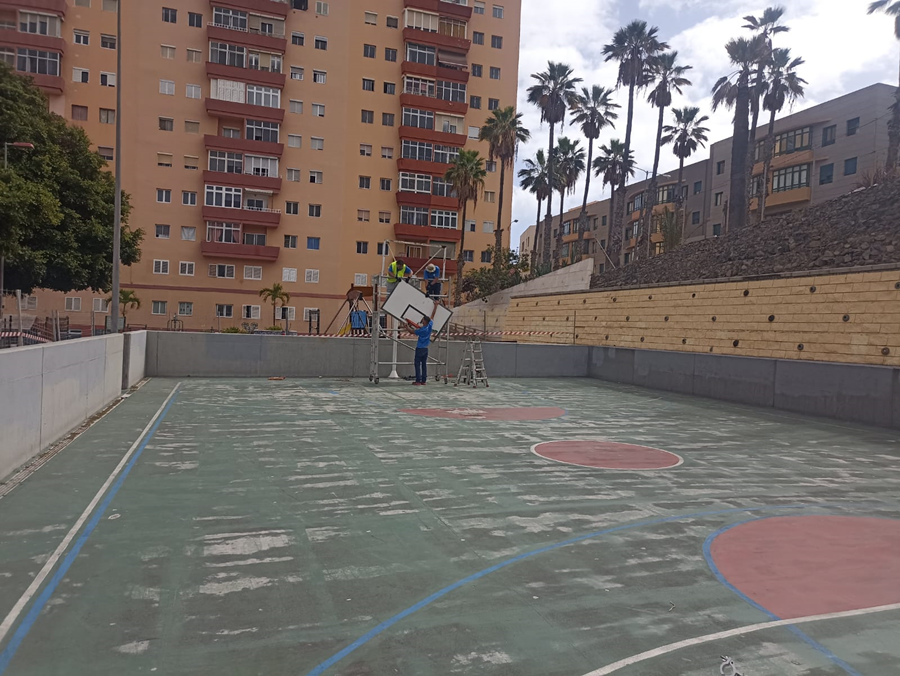 El Ayuntamiento moderniza la pista multideporte Juan del Río Ayala de Madera y Corcho con una inversión de 35.000 euros