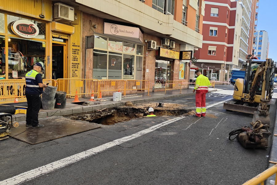 El Ayuntamiento mejora la red de saneamiento en la calle Galicia