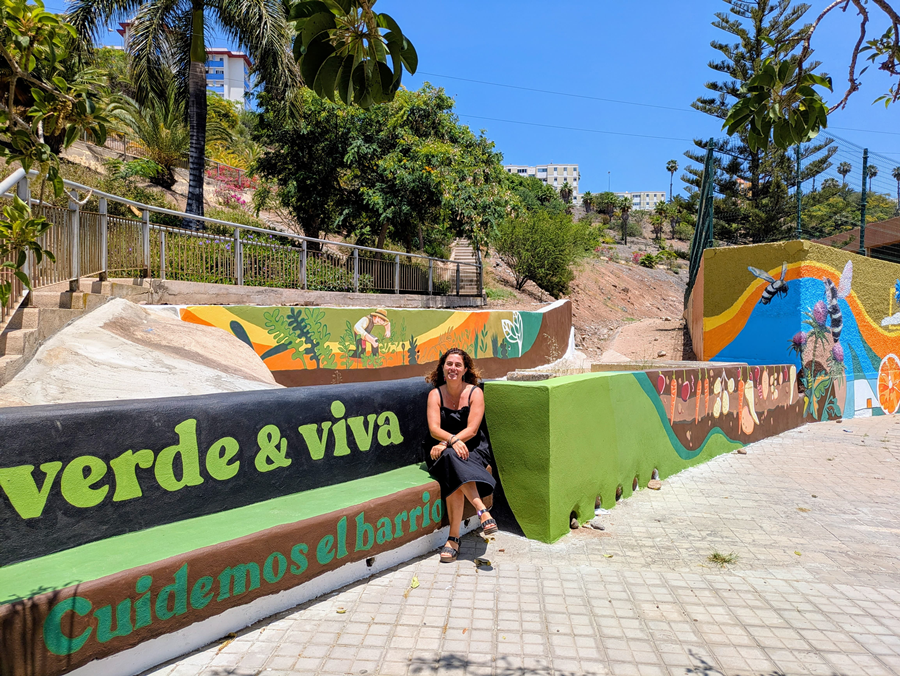 Un mural comunitario y carteles escolares llaman al cuidado de calles y jardines de Cruz de Piedra y Schamann
