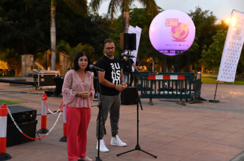 La alcaldesa asiste a la proyección de Campeonex en la visita de «Vamos de Cine» al parque Juan Pablo II