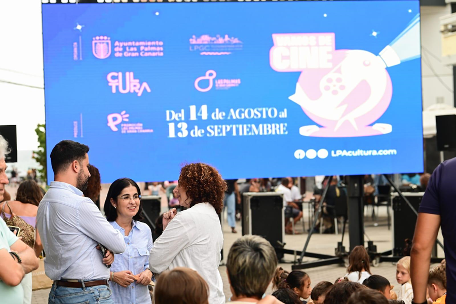 La Plaza del Pilar de Guanarteme acoge con éxito la primera jornada del cine al aire libre que organiza el Ayuntamiento