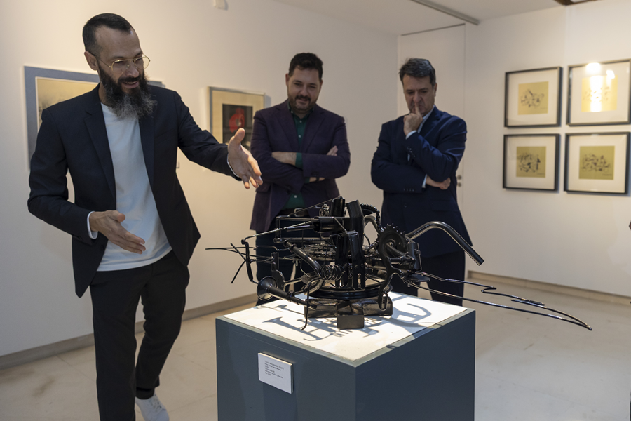 El concejal de Cultura, Josué Íñiguez, visita la exposición dedicada a Pino Ojeda en el Castillo de Mata