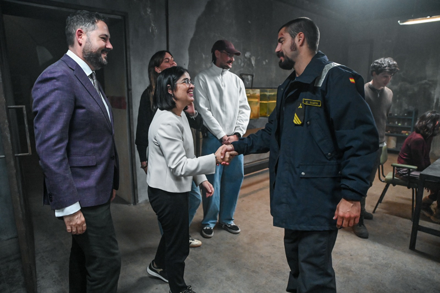 La alcaldesa visita el rodaje en el antiguo cuartel Manuel Lois de la segunda temporada de la serie 'Punto Nemo'