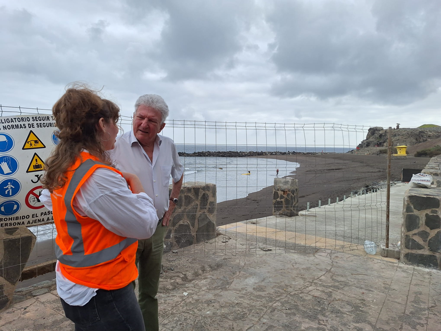 El Ayuntamiento avanza en las obras de mejora del paseo de la playa de La Laja que concluirán el próximo diciembre