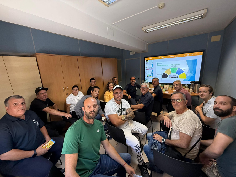 El Servicio Municipal de Limpieza imparte una charla al alumnado de academias sobre la gestión de residuos urbanos en una gran ciudad