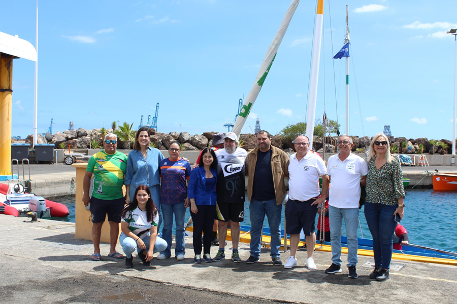 La alcaldesa Darias y el presidente del CSD visitan la Federación de Vela Latina Canaria de Botes